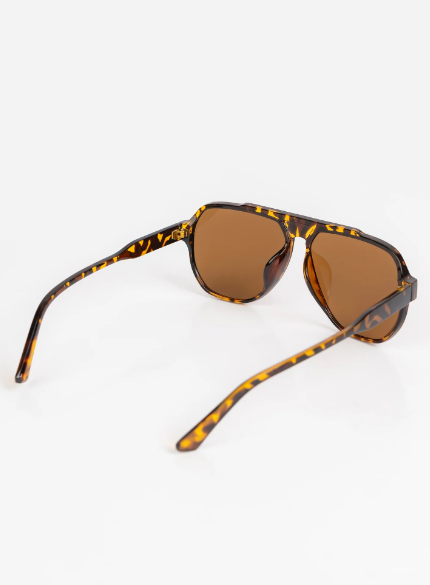 Trendy Tortoiseshell Aviator Shades for Men & Women - Image 4